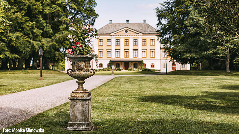 H�llekis & Falk�ngens hantverksby